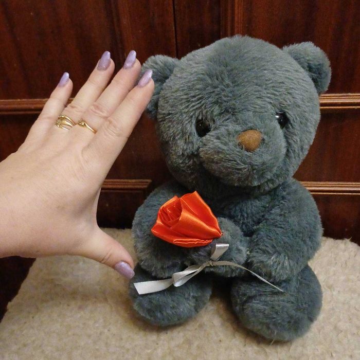 Вітальний ведмедик з квіткою