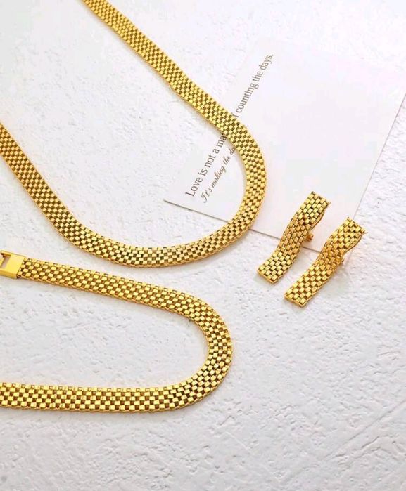 Colar e pulseira em ouro
