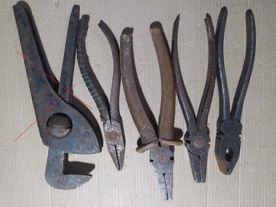 Рожкові ключі, ножовка, паяльник.