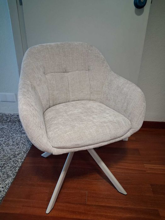 Cadeira giratória Kave Home NOVA