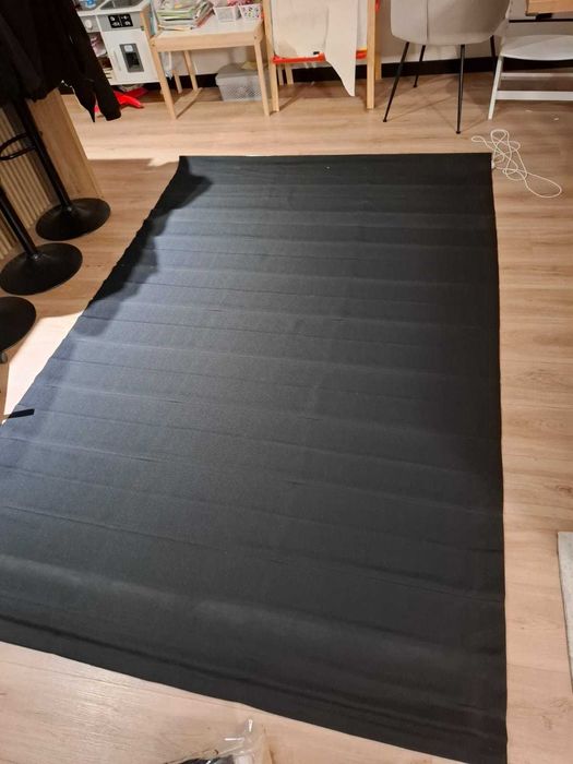 Roleta czarna na długa, idealna do zasłonięcia drzwi balkonowych