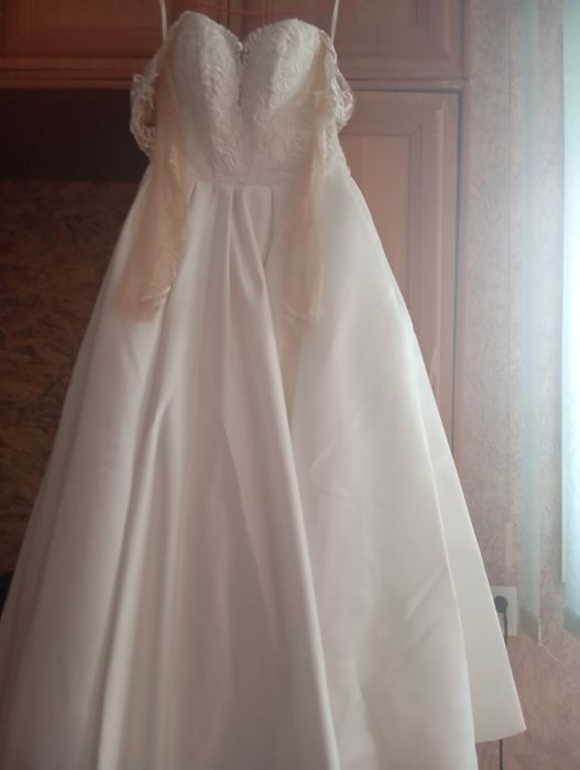 Продам весільну сукню