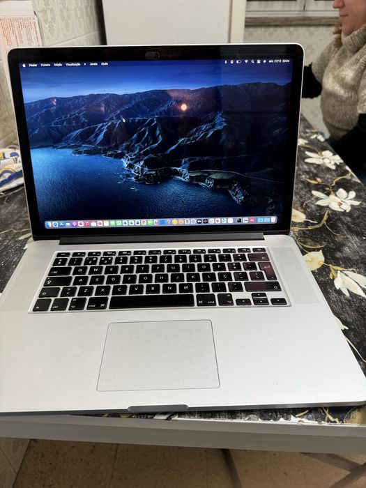 MacBook Pro 15436639126321909760