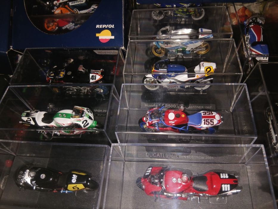 Motas em miniatura no acrilico
