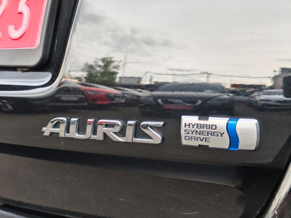 TOYOTA AURIS HYBRID 1,8 бенз+електро  2014