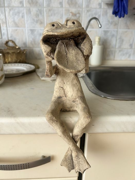 Глиняна статуетка жаби