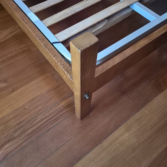 Cama solteiro com estrado, colchão e mesa de cabeceira (conjunto ou separado)