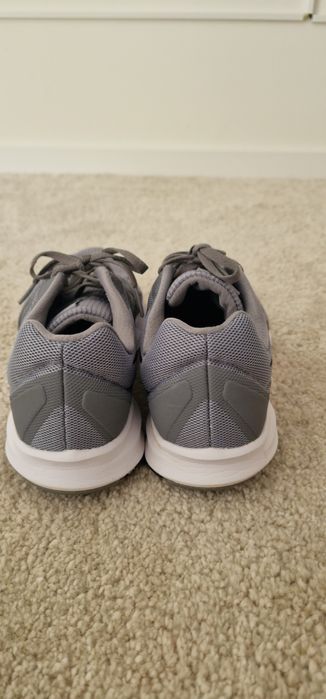 Ténis Nike cinzentos