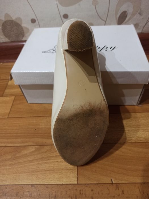 Туфлі бежеві лаковані