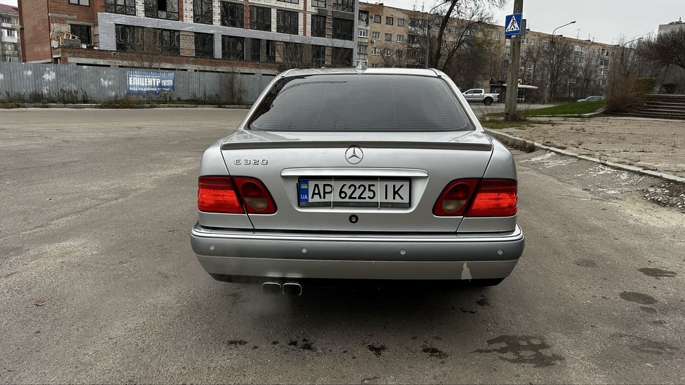 Mercedes-Benz E320 W210