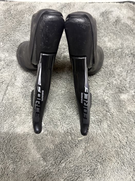 Klamkomanetki + zaciski SRAM FORCE AXS D1