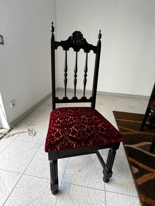 Mesa de madeira com 6 cadeiras