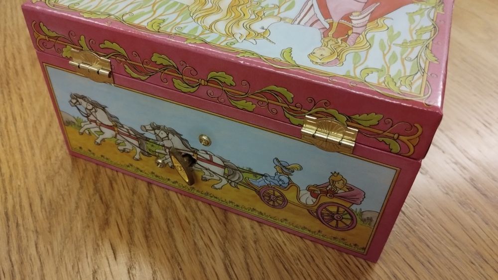 Szkatułki dla dziewczynki na drobiazgi