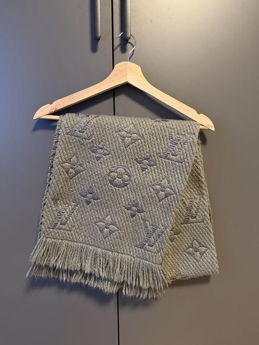 Louis Vuitton szary szalik z logo