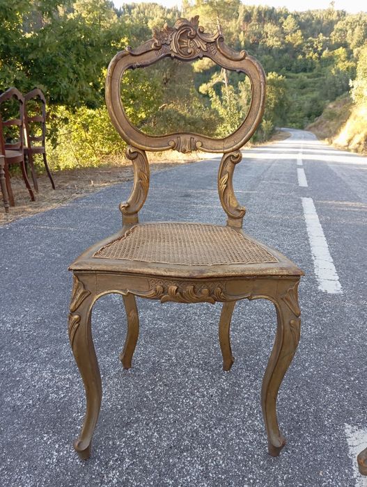 Cadeiras douradas clássicas