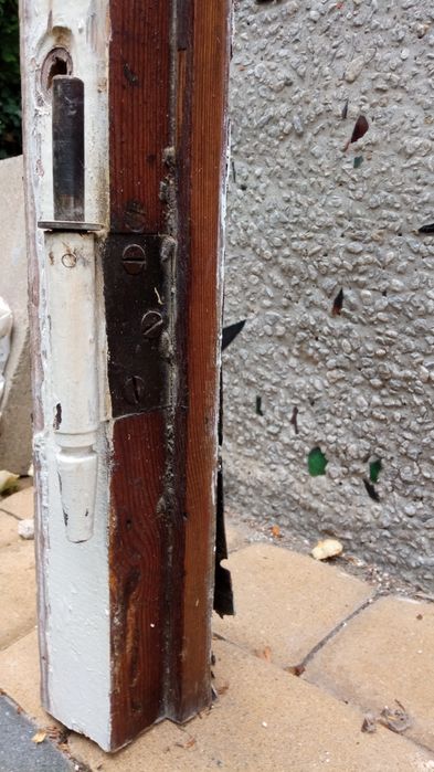 Drzwi wejściowe z doświetleniem w ościeżnicy.