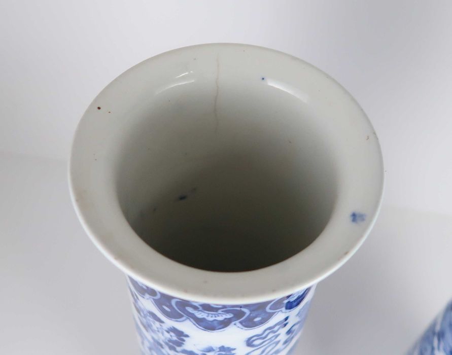 Par de jarras canudo porcelana azul e branca