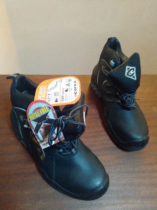 Botas Cofra com proteção de segurança não metálica novas.