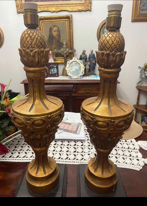 Candeeiros (2) espetaculares moldados em gesso de alabastro com acabamento em folha de ouro 24k e base em granito maciço preto.