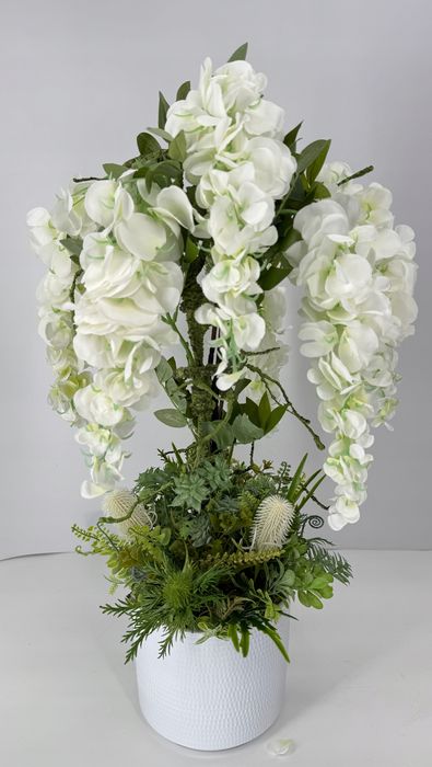 Kompozycja całoroczna biała wisteria i zielone trawy