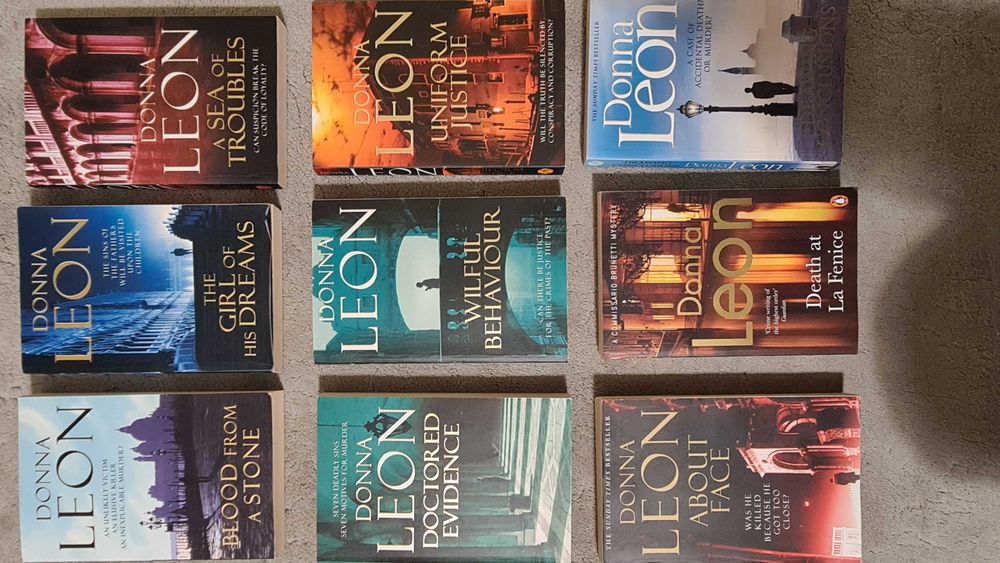 Vendo Livros da Donna Leon – 15 Títulos todos em Inglês.