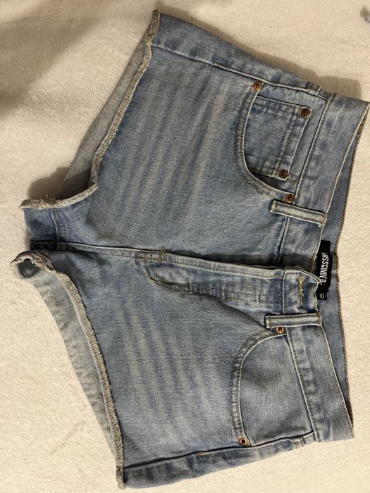 Короткі голубі джинсові шорти