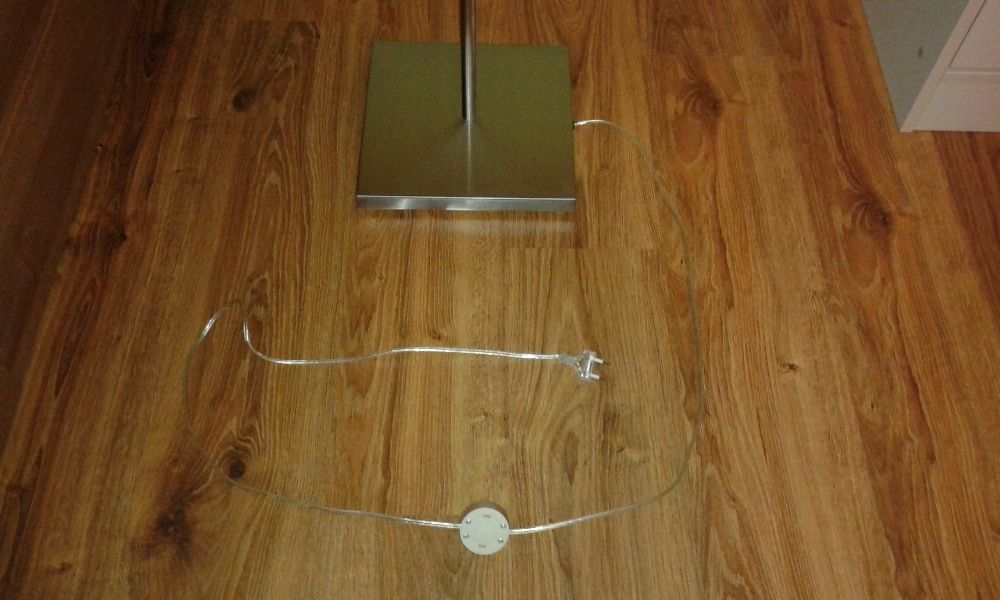 Klasyczna lampa stojąca ze stali nierdzewnej ręcznie robiona