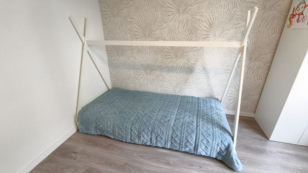 Cama Montessori + roupeiro de criança