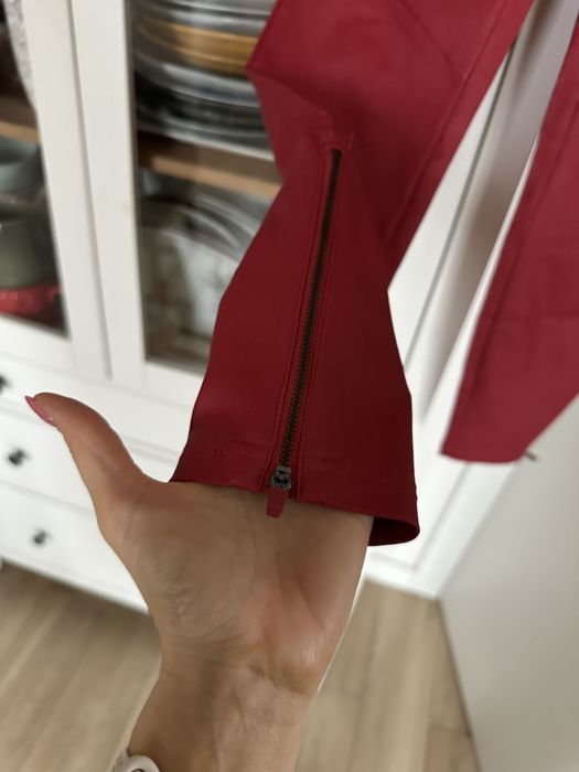 Czerwone spodnie a’la skóra Pull & Bear