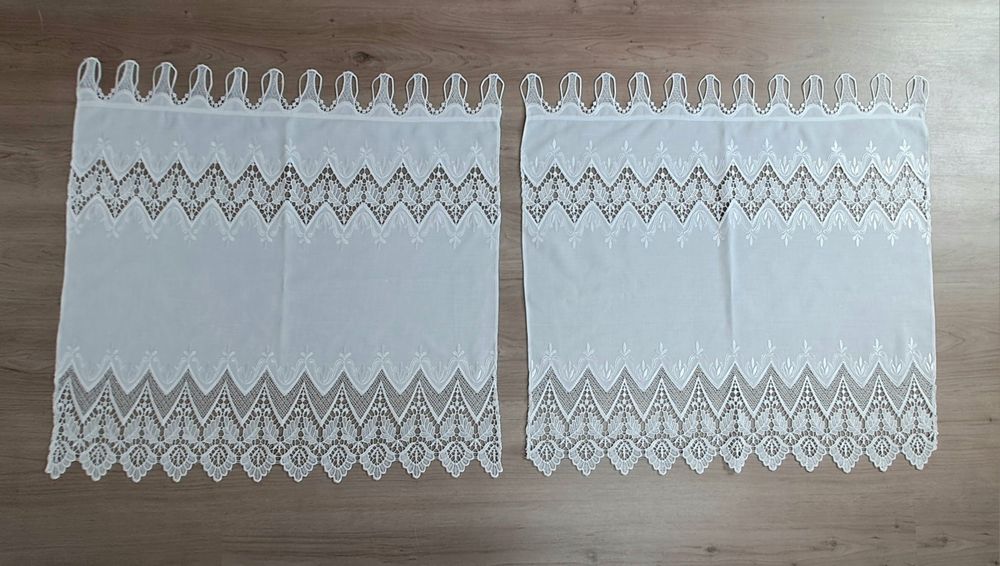 Par de cortinas brancas com bordados,
Como novas