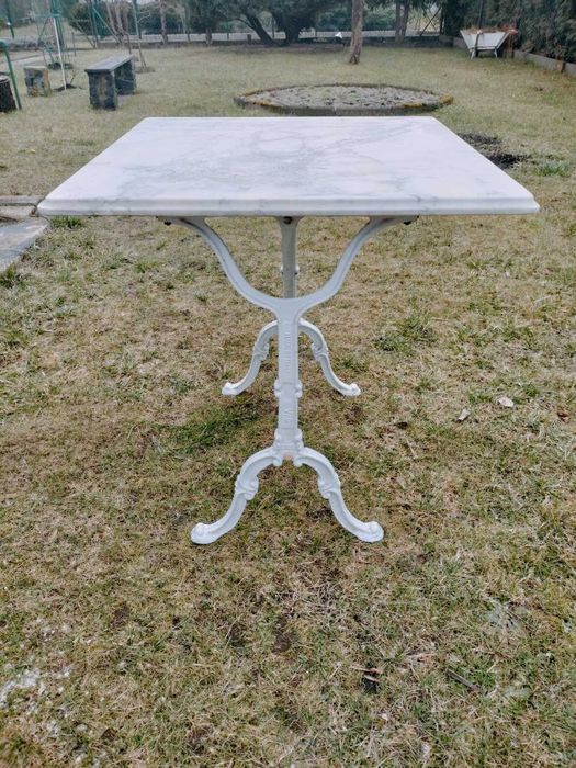 Zeliwny stół tarasowy z marmurowym blatem
