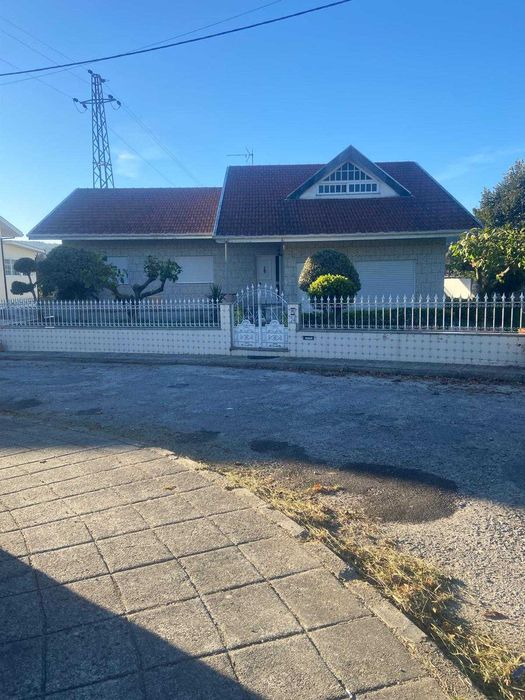 Moradia espaçosa com jardim, junto à estação de comboios