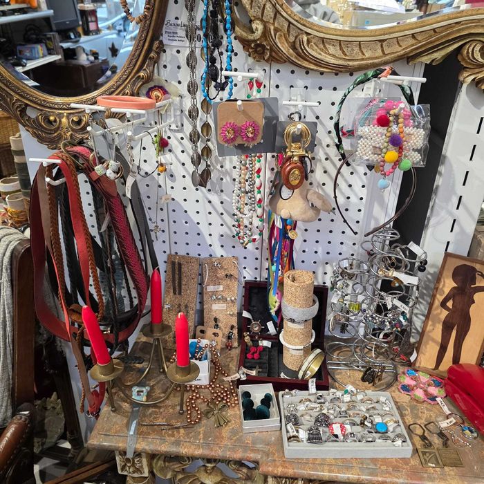 Brincos Flor Rosa com Cristal Central – Dourado – Nunca Utilizados