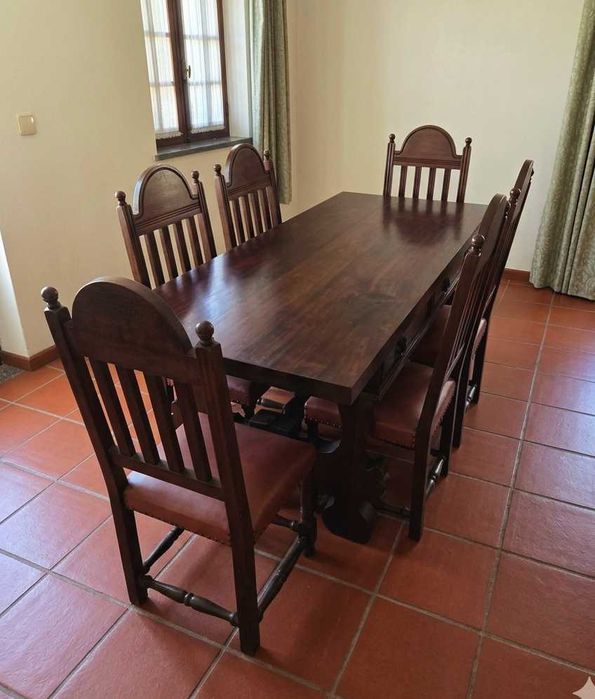 Conjunto de Mesa de Jantar em Madeira Maciça + 6 Cadeiras em Pele (Como Novo)