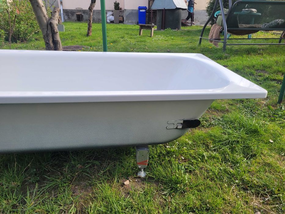 Продається металева ванна Roca (Іспанія) з ніжками та сифоном, розмір 170x70. Стан нової!