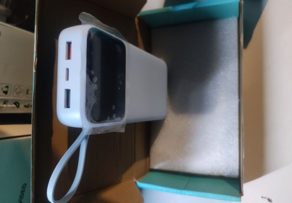 Powerbank 10000 mha e 20000 mha
10000 mha - 25 euros 
20000 mha - 30 euros