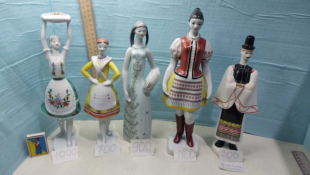 Статуэтка Венгрия Холохаза Девушки  в национальных костюмах.