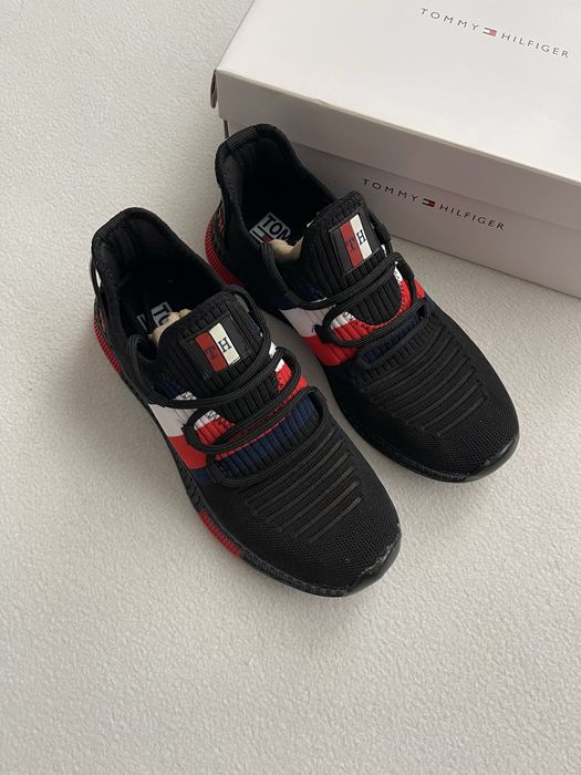 Разные  кроссовки Tommy hilfiger