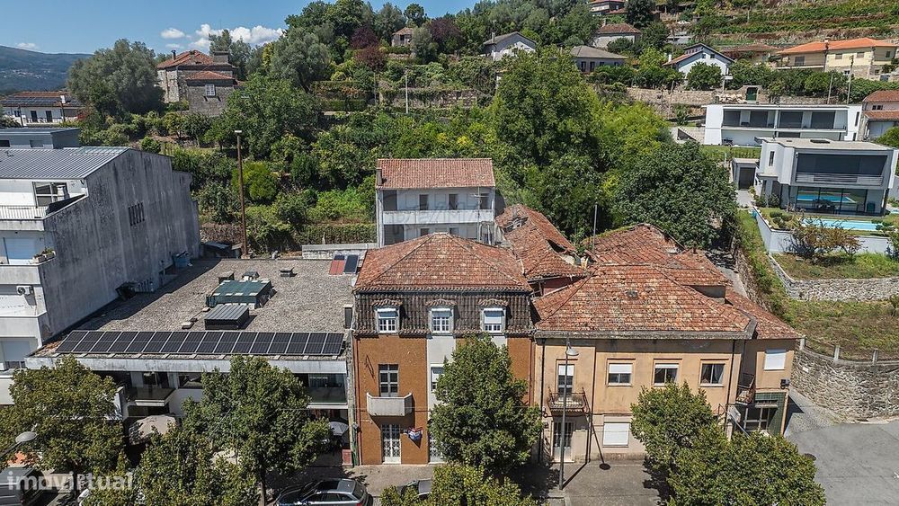 Prédio para renovar no centro da vila de Caldelas, Amares!