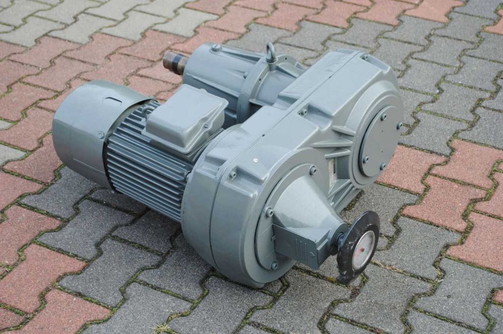 Motoreduktor 5.5kw. z regulacją 76-139obr. LENZE!