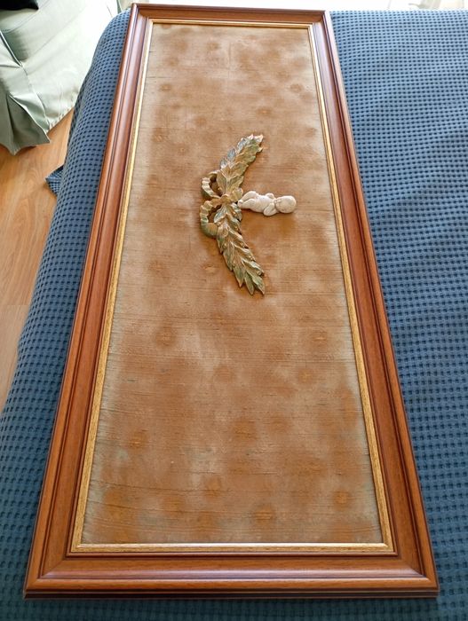 Quadro c/ moldura madeira bonita, com anjo colado que pode substituir