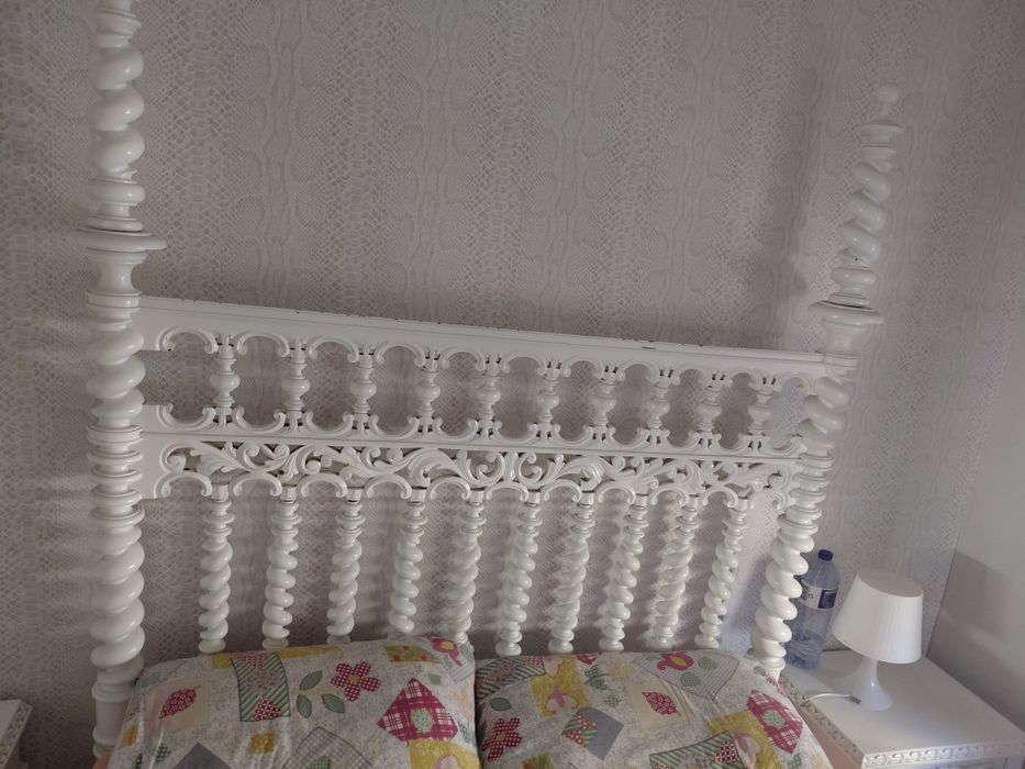 Mobilia de quarto estilo antigo lacada  a branco
