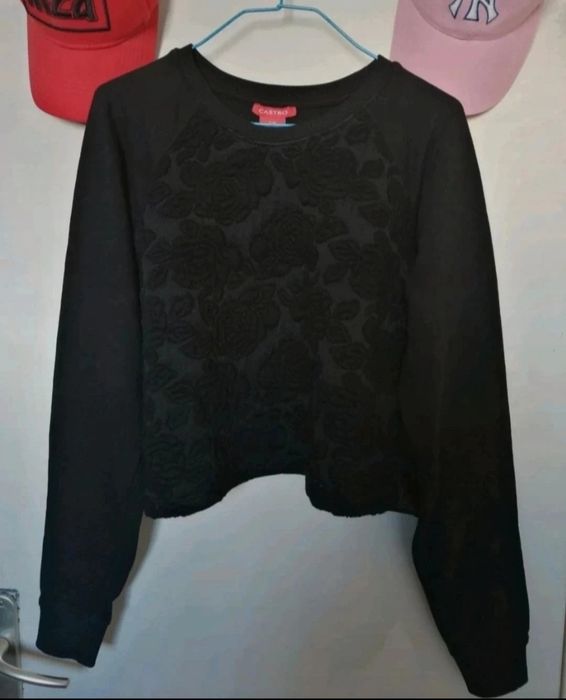 Czarny ciepły croptop w róże Castro 36 S