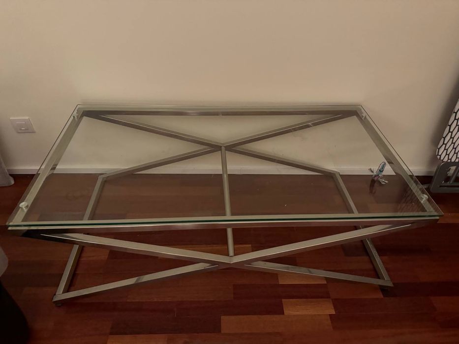 Mesa com base em inox