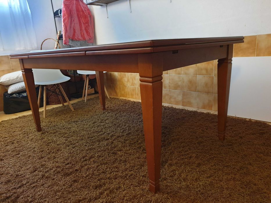 Mesa de jantar em nogueira maciça com 1,80m, aberta tem 2,60m