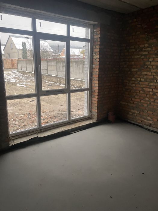 Новозбудований сучасний будинок