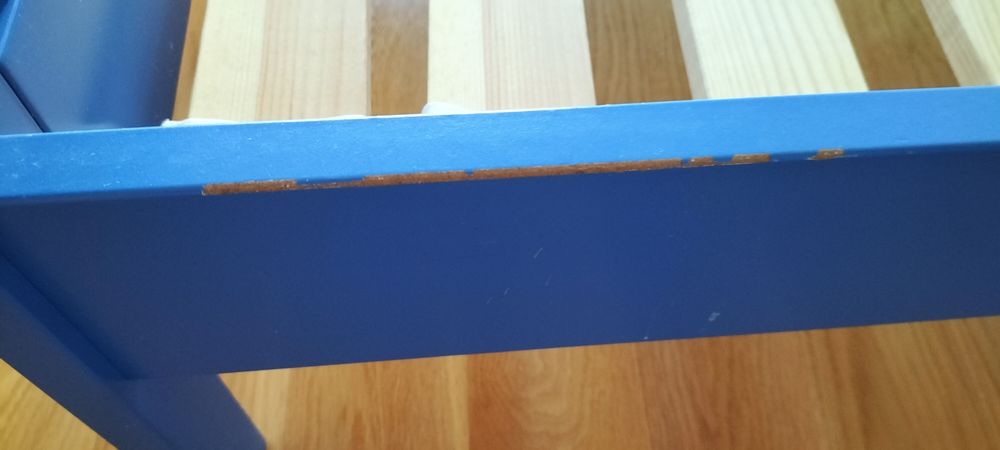 Cama de criança azul com estrado