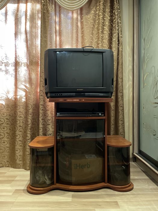 Продам терміново б/в тумбочку під телевізор.