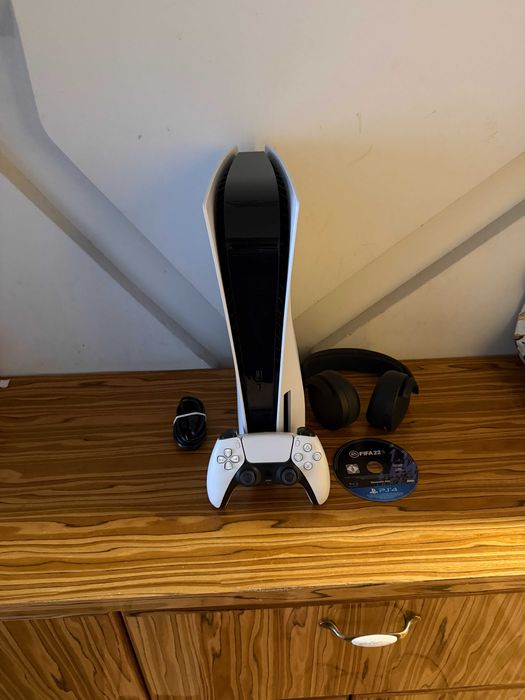 [PS5] Konsola SONY PlayStation 5 z napędem + Pad + Słuchawki + GraFIFA