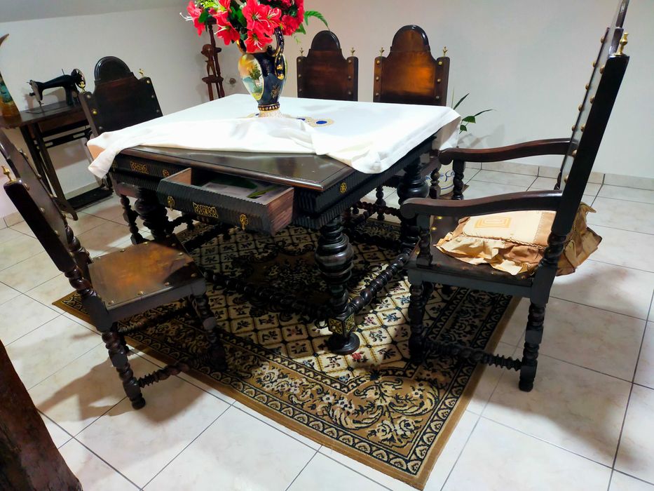 Mesa em cerejeira preta e 4 cadeiras e 1 cadeirão